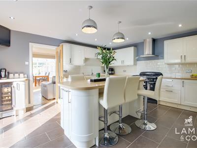 KITCHEN/BREAKFAST ROOM